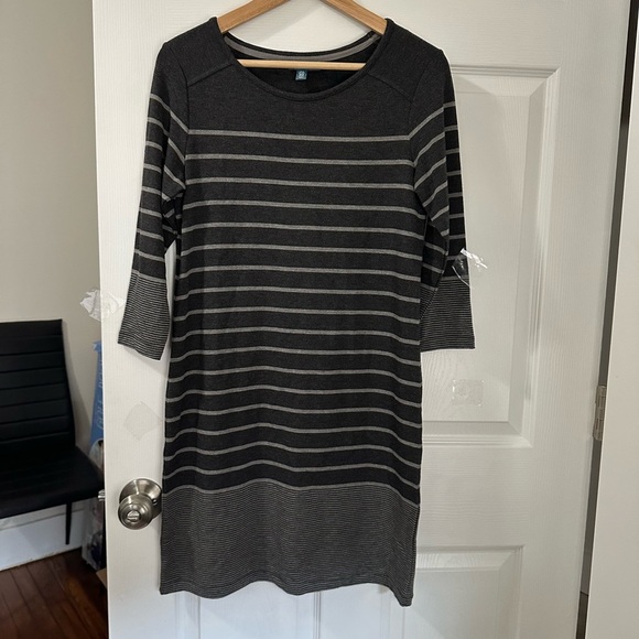 Black and White Sheath Dress with Crew Neck - Picture 2 of 4